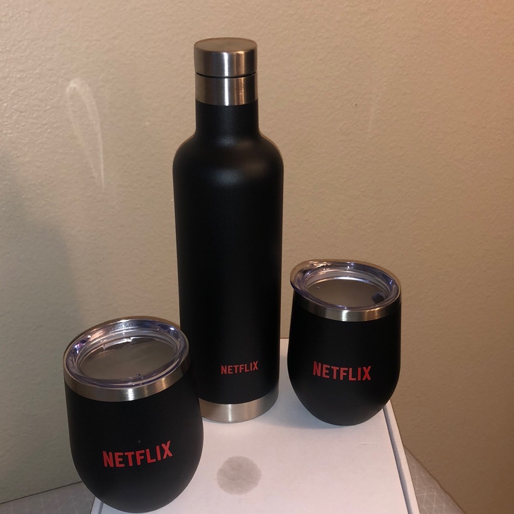 Netflix hot/cold thermos and stay cold/hot cups (2).